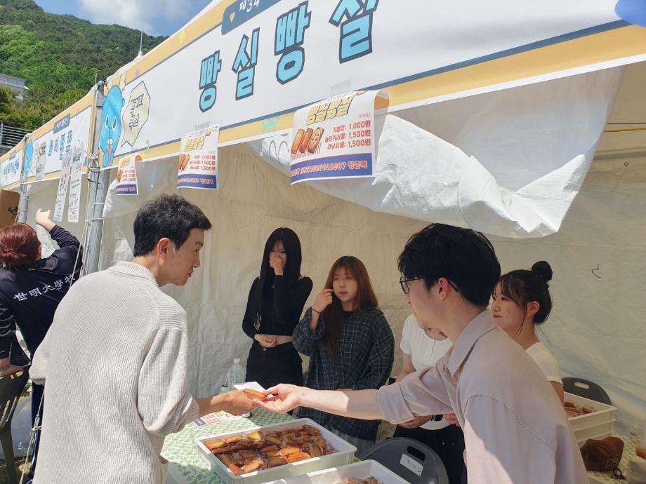청룡축전 호텔경영학과 부스 총장님 방문