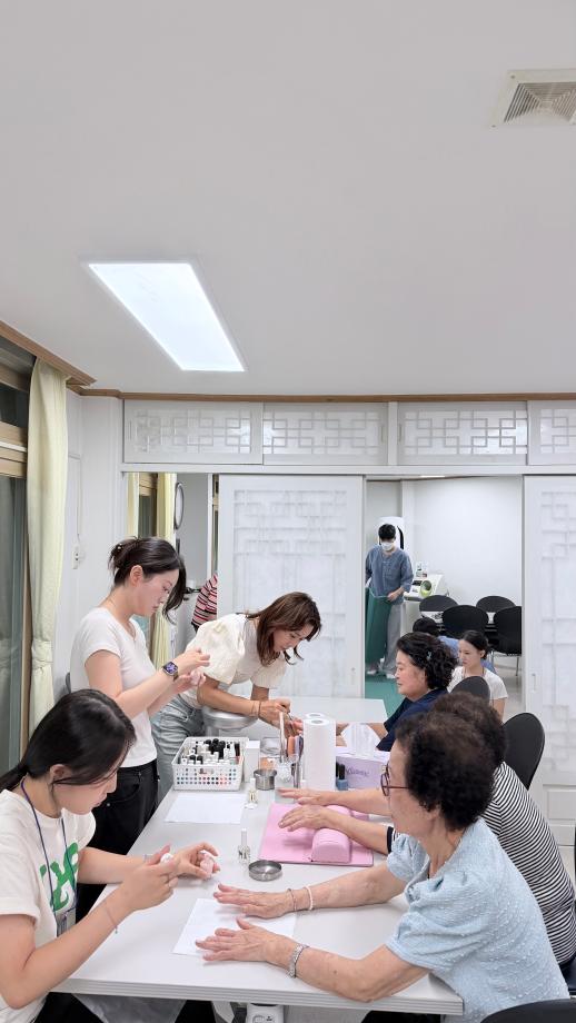 하소동 경로당 어르신들과 함께한 뷰티케어 “아르미”봉사